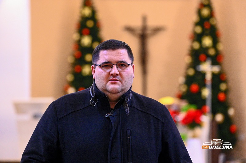 Katolici u Bijeljini proslavljaju Božić: Suština je širiti ljubav i toleranciju (FOTO)