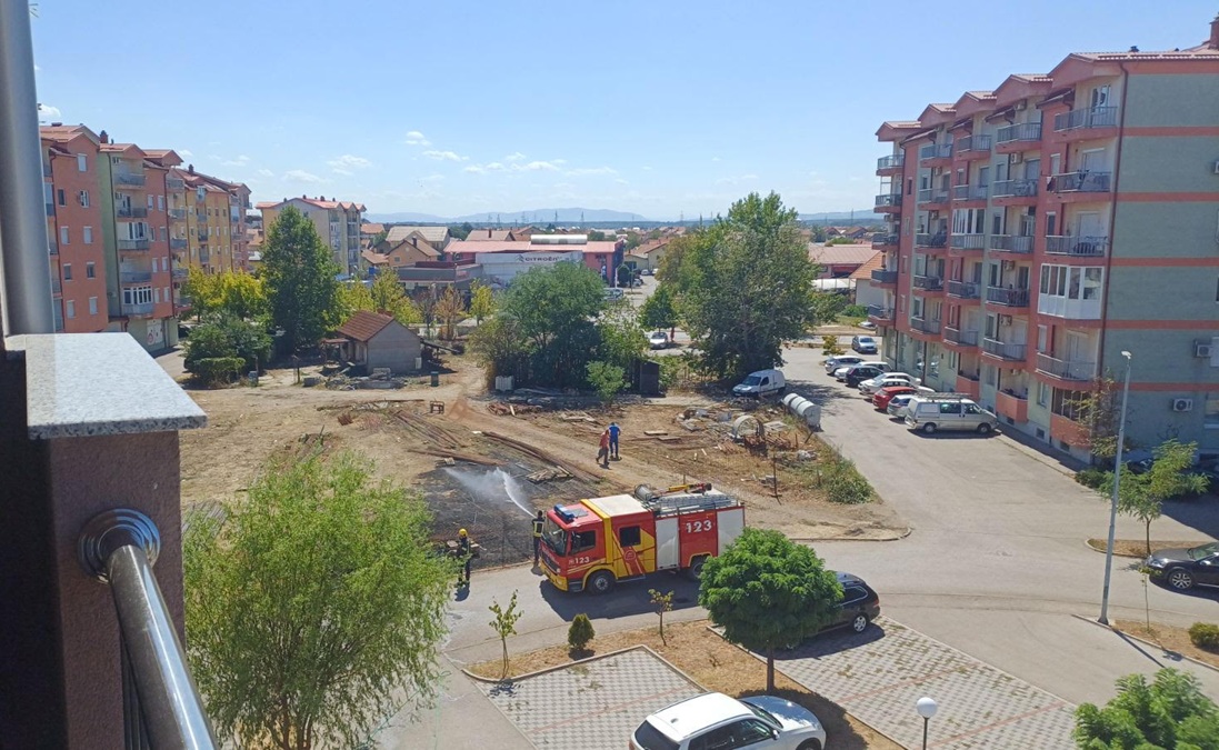 Požar u naselju Intergaj u Bijeljini, intervenisali vatrogasci
