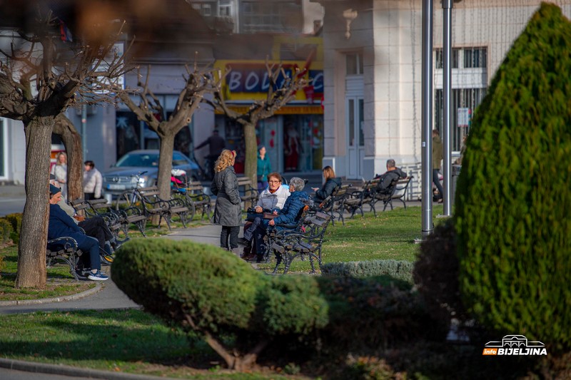 Bijeljinske ulice i kafići pune građana, već sutra slijedi velika promjena (FOTO)