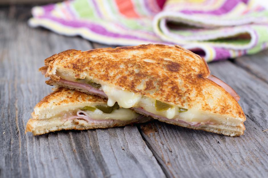 Punjeni TOST za doručak: Najukusniji način da iskoristite jučerašnji hljeb