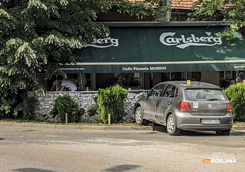 Bijeljina: Vozilom udarila u baštu kafića (FOTO)