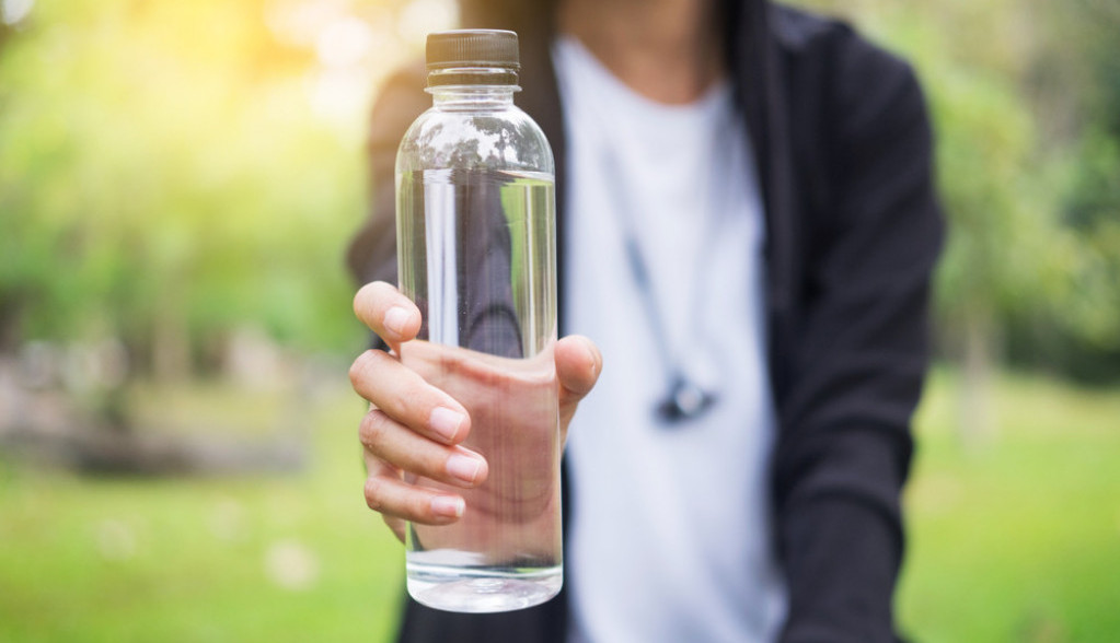 Zašto ne treba piti vodu iz flašice koja se zagrijala na suncu