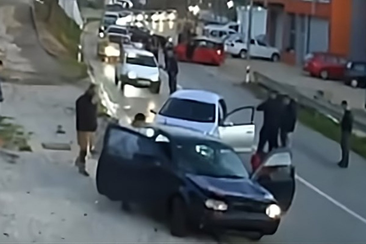 Otkriveno ko je pokušao da gazi ljude u Kladuši: Otac i sin napravili haos