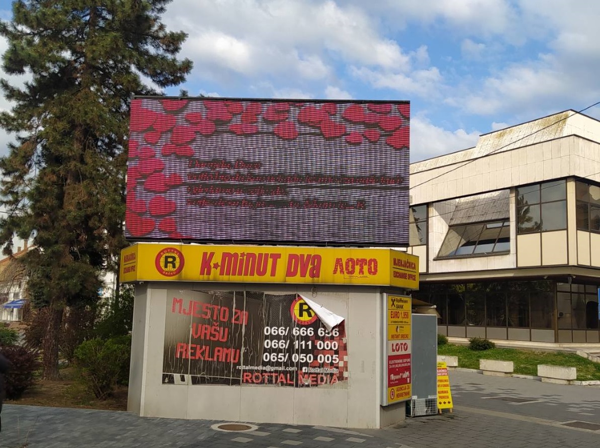 Neobična ljubavna poruka u centru Bijeljine (FOTO)