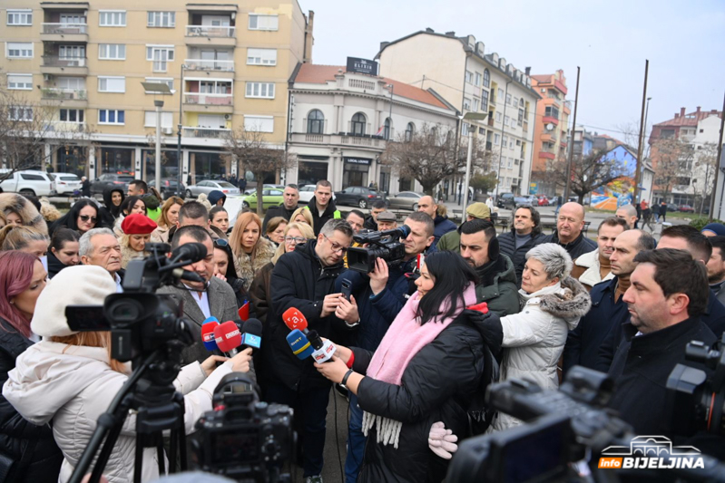 Radnici vrtića izviždali gradonačelnika Bijeljine (FOTO/VIDEO)