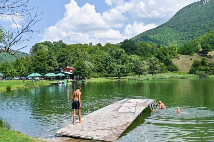 Na obali Đola niče turistički kompleks