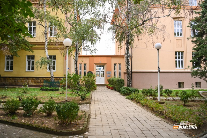 Đaci i nastavnici bijeljinske škole zajedno kreiraju školski časopis: Riznica znanja puna zanimljivih tema (FOTO)