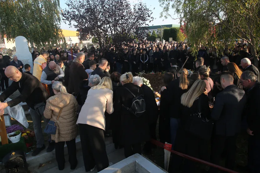 U Bijeljini sahranjen Mladen Žižović: Suze, tišina i sin koji nosi krst oca (FOTO)