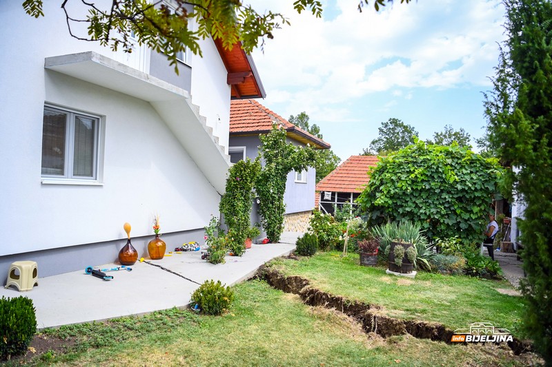 Mještani Ugljevik Sela u strahu: Put uništen, odron prijeti kućama (FOTO)