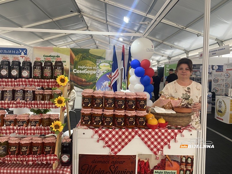 Semberka Slavica Gavrić osvaja kupce domaćim ajvarom: Otkrila nam je šta je presudno za kvalitet (FOTO)