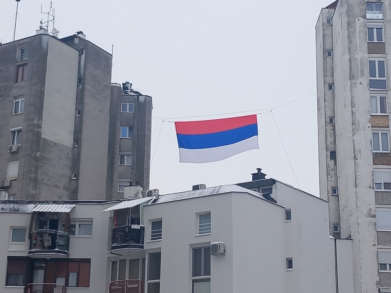 Zastava Srpske zavijorila se iznad bijeljinskih bijelih zgrada (FOTO)