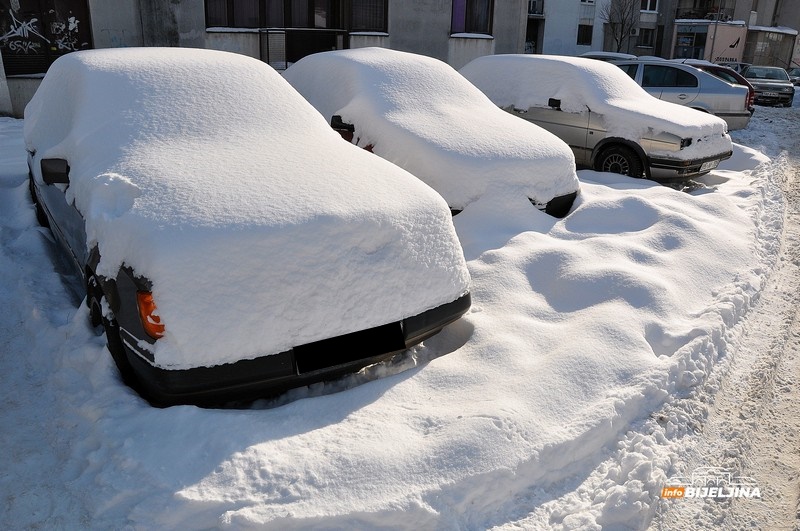 Kazna do 130 evra ako zagrijavate auto na parkingu