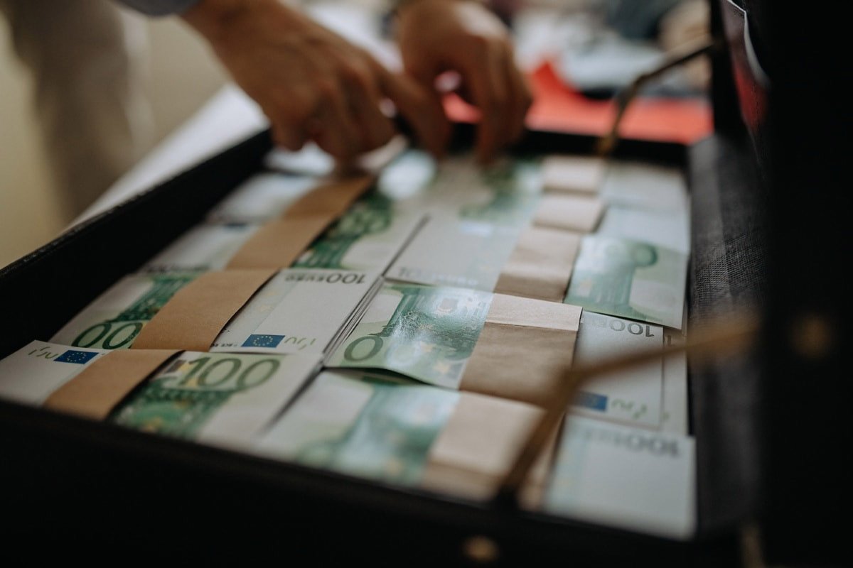 Otkrivena najveća poreska prevara u EU od 2,2 milijarde evra, umiješane i osobe iz Srbije