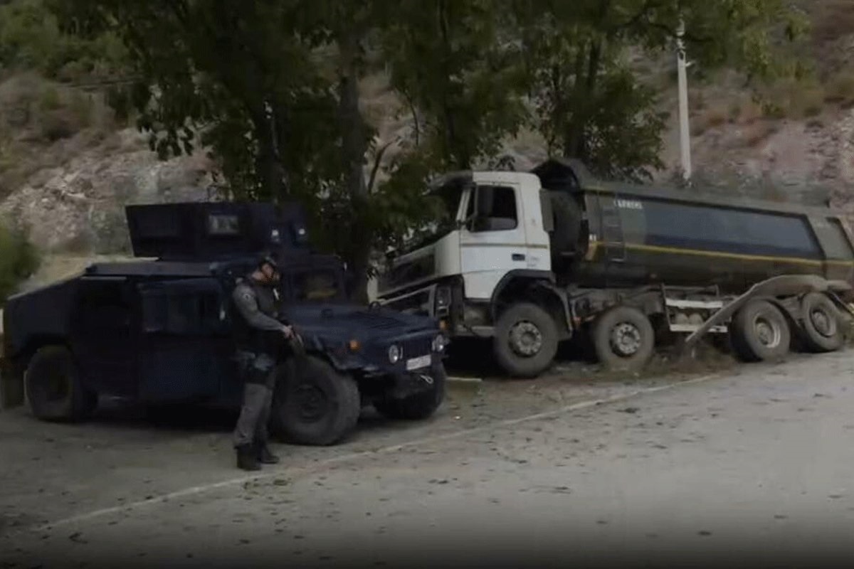 Banjska danas: Na kućama rupe od metaka, od stakla srča, na jarbolu trobojka