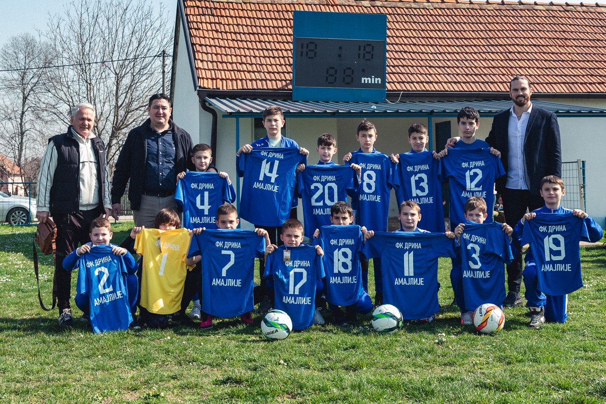 PSS Bijeljina donirao dresove i sportsku opremu FK “Drina” Amajlije: “Nastavićemo da podržavamo našu omladinu”