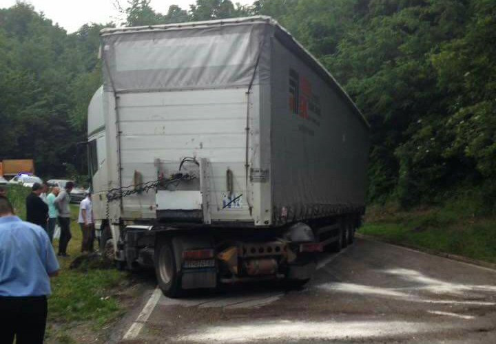 Potpuno obustavljen saobraćaj na putu Bijeljina - Tuzla