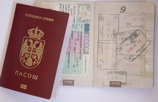Mladi s Kosova uzimaju srpski pasoš - za putovanje ili azil?