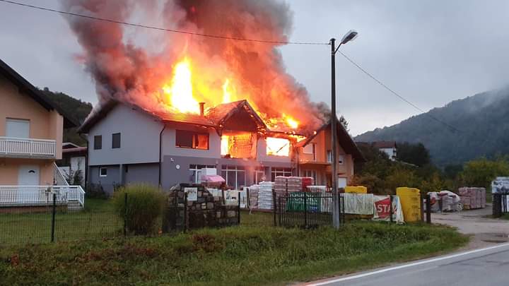 Gori poslovni prostor u Milićima, požar zahvatio i dvije kuće