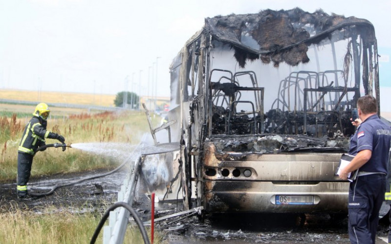 Izgorio hrvatski autobus, putnici spasavali živu glavu