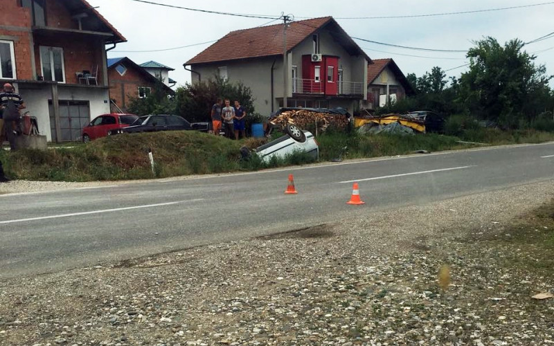 Saobraćajka u Branjevu, dva automobila završila u kanalu /FOTO/