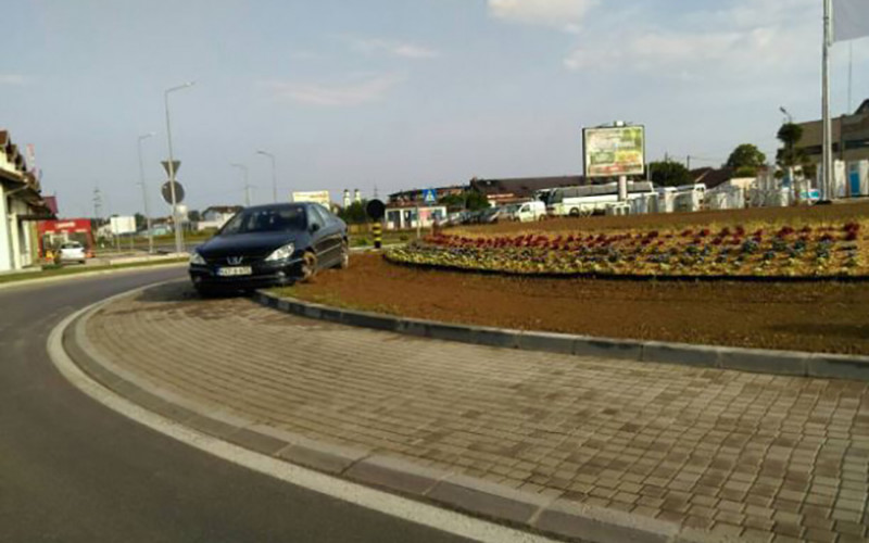 Tek što je otvoren kružni tok u Prnjavoru “poslužio” kao parking