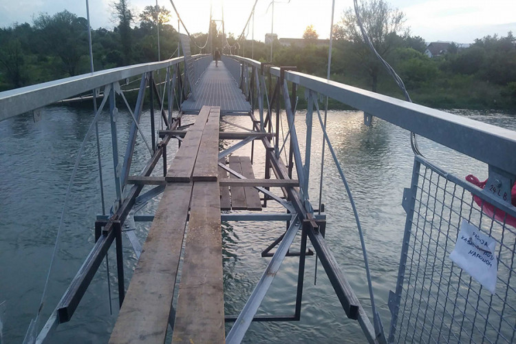 Preko klimavih dasaka prelaze viseći most