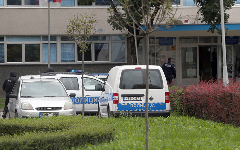 Priveden vozač koji je tokom protesta “pretresao” vozilo Hitne pomoći