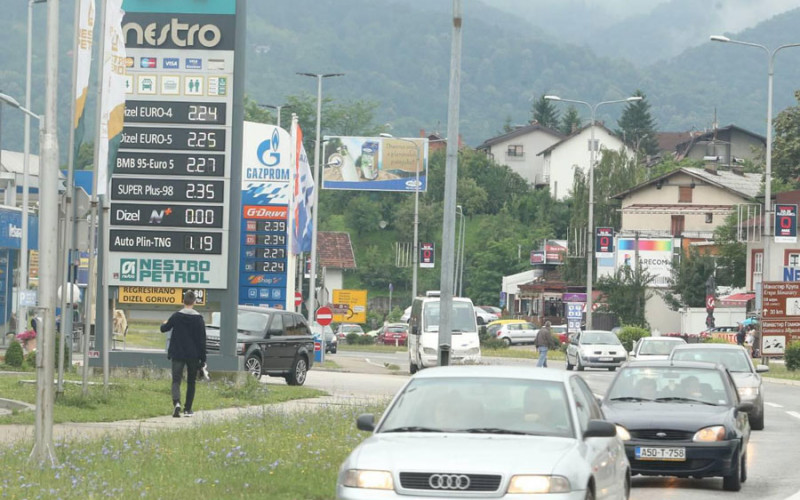 Distributeri obećali da će se odreći dijela marže, cijena goriva biće od 2,11 do 2,29 KM