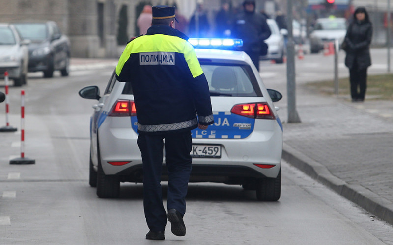 Opštinsku inspektorku polio kantom vode