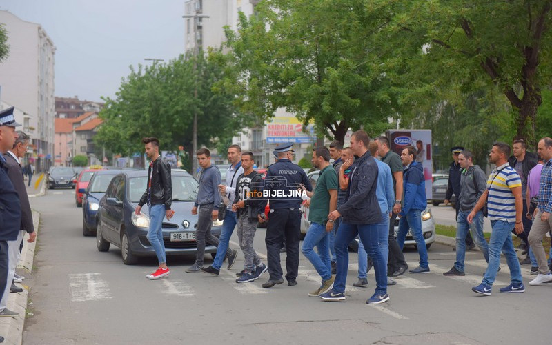 Policija u Bijeljini spriječila blokadu saobraćajnica /FOTO/