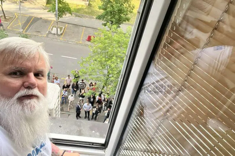 Dirljiva scena ispred bolnice: 30 ljudi pjevalo taksisti oboljelom od raka