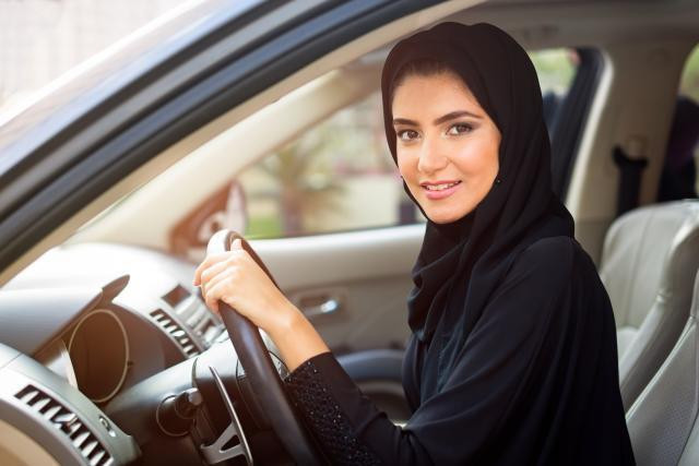 Od danas žene u Saudijskog Arabiji smiju voziti