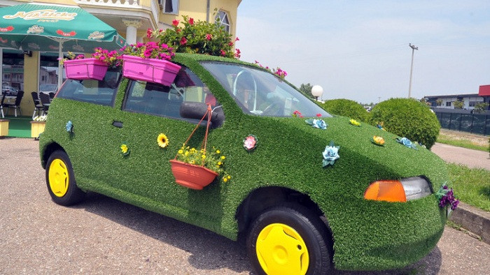 Atrakcija u Bijeljini: Neobičan automobil privlači pažnju prolaznika