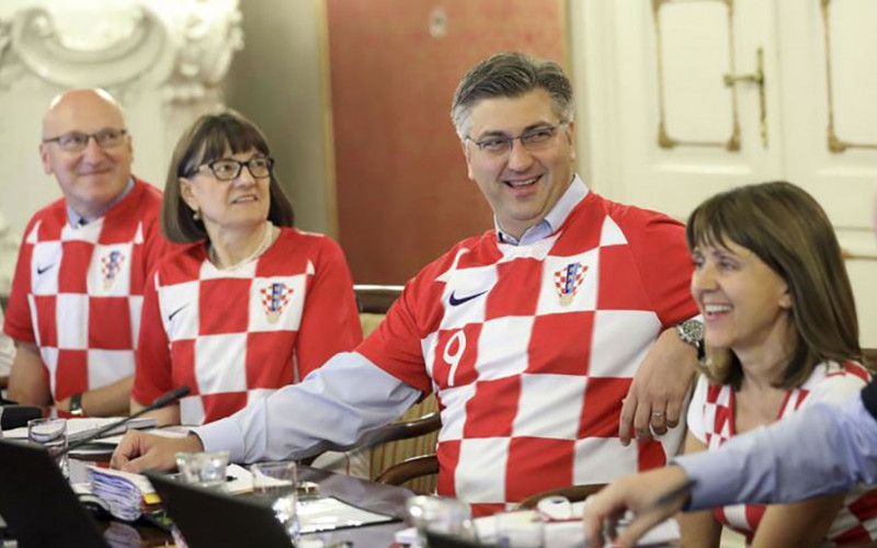 Hrvati bodre reprezentaciju u replikama dresova proizvedenim u Srbiji