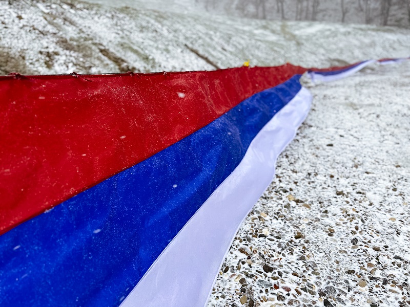 Na majevičkom jezeru Busija djevojke i mladići plivali za časni krst (FOTO)