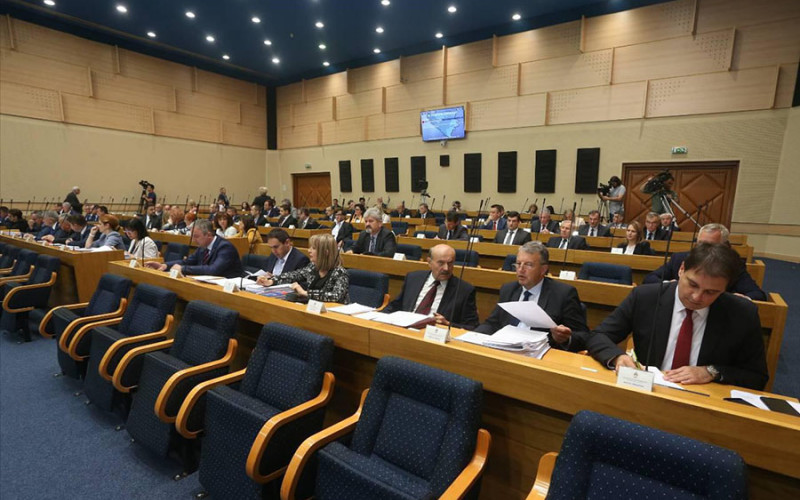 Poslanici razapeti između kampanje i interesa RS