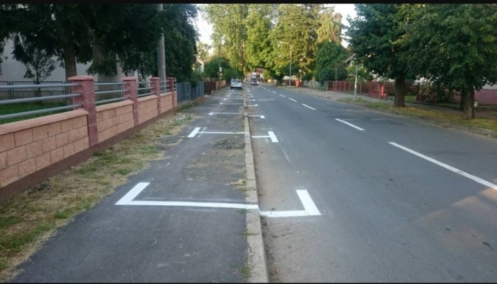 Samo kod nas: Na trotoaru - parking!