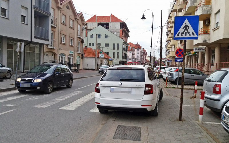 Stanari i dalje u problemu zbog nepropisno parkiranih vozila, rješenja očigledno nema