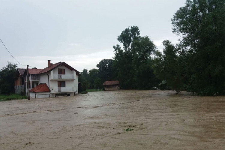 Vodena bujica stvorila probleme u Tuzli i Kalesiji