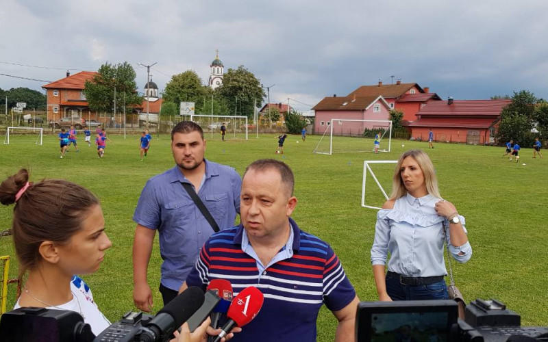 Velika Obarska: Maksimović poklonio fudbalske lopte FK „Mladost“