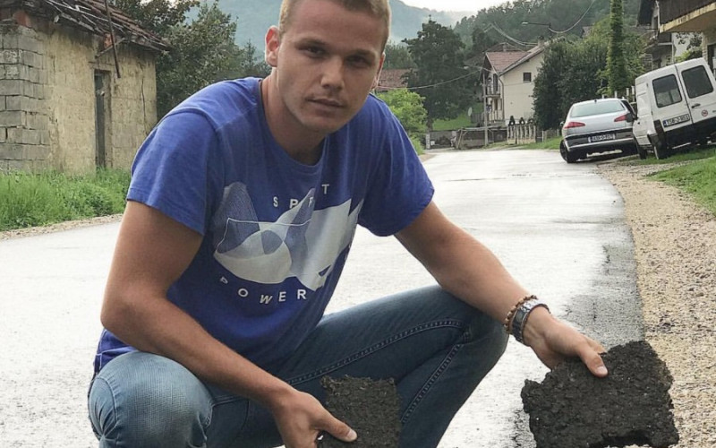 Stanivuković ponovo kidao asfalt rukama
