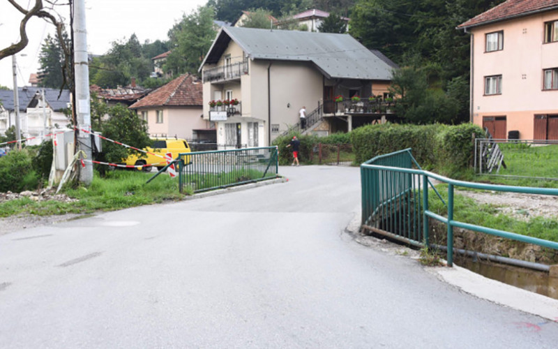 Pretukli policajca zbog prvenstva prolaza na mostiću