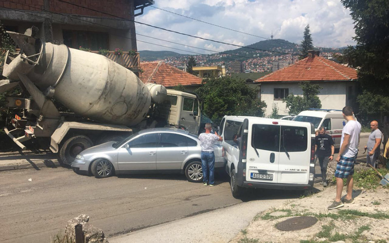 Pokrenuo se kamion i udario u nekoliko vozila, povrijeđena i pjevačica