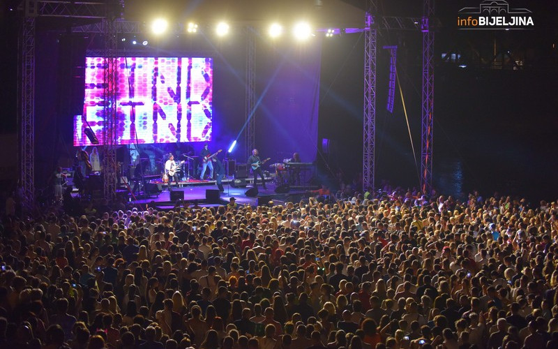 Na koncertu Zdravka Čolića u Zvorniku preko 20.000 posjetilaca /FOTO/