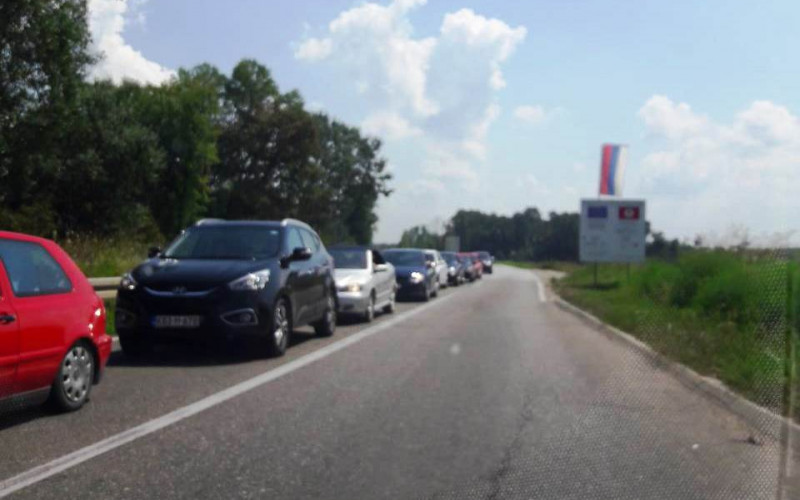 Velike gužve na Rači, do sat vremena se čeka za prelazak granice