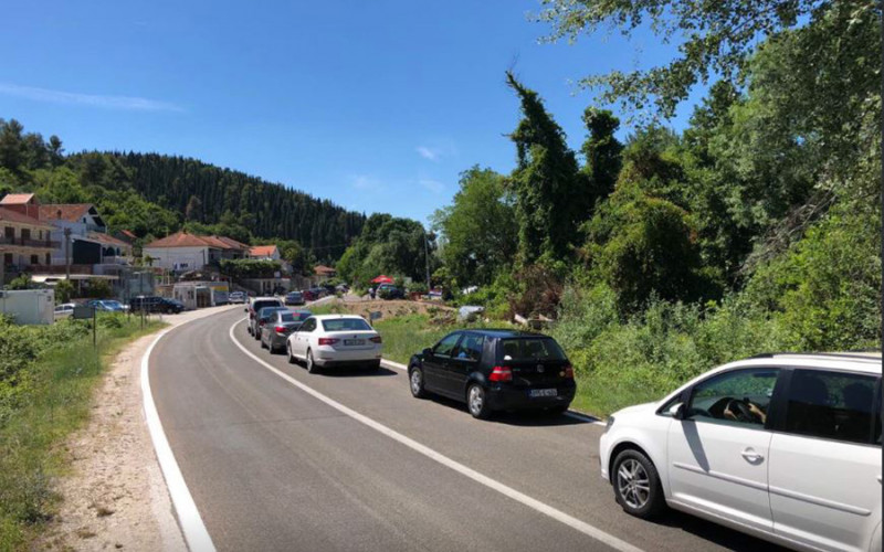 Velike gužve na granicama, čekanja do sat i po