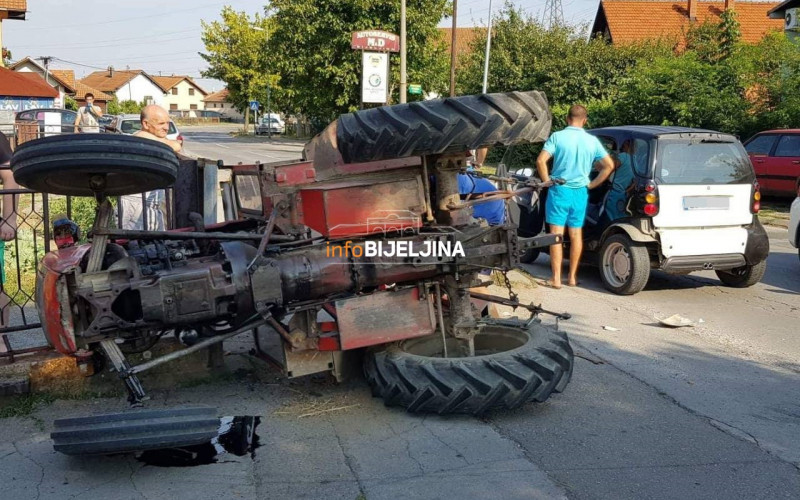 Traktor se prevrnuo u sudaru sa smartom