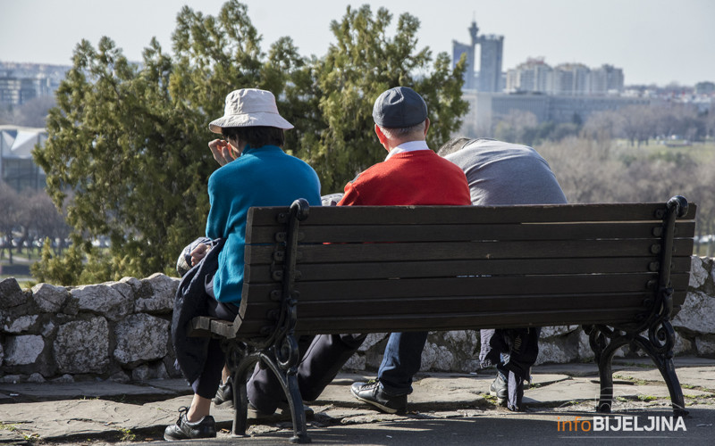 Penzionerima u septembru uz penziju i naknada za zimnicu
