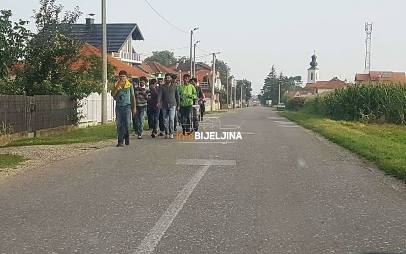 Mektiću migranti ljuljaju stolicu