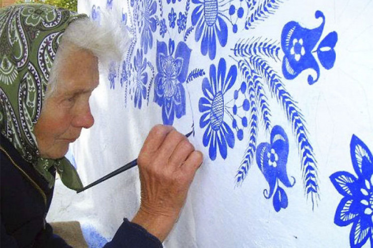 Bakica oslikava kuće u 91. godini